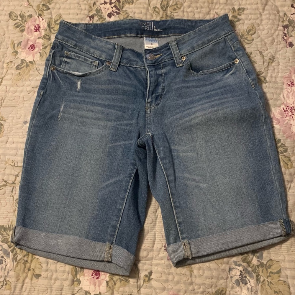 Ladies Brand TIME AND TRU Distressed Size 6 Mid-Rise Shortsdifferent shades blue